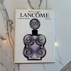 Beautiful LANCÔME Memoir of Marc Jacob’s and Lancôme. Good Condition! Hardcover